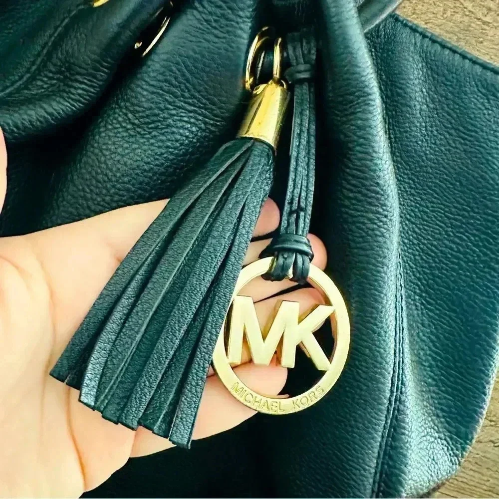 Micheal Kors Black Leather Medium East West Ring Tote Purse